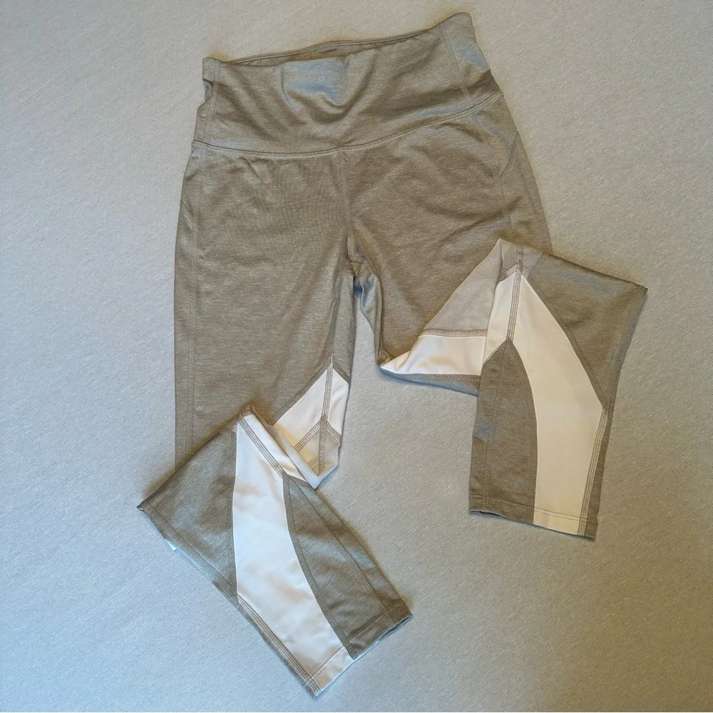 💚 NWOT XERSION LEGGINGS GRAY & WHITE With Mesh Breathable Knee 🔥 🔥 Worn once - Picture 5 of 5